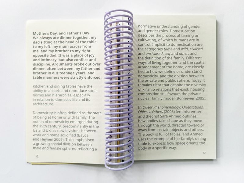 Hverdag Books, A table is a wall, a door, a home / av Maike Statz